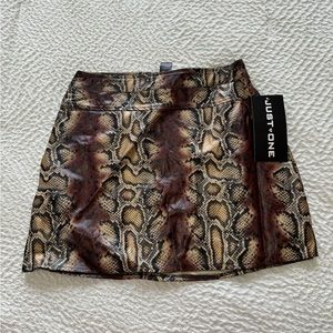 NWT Just One Snakeprint Mini Skirt Size Large